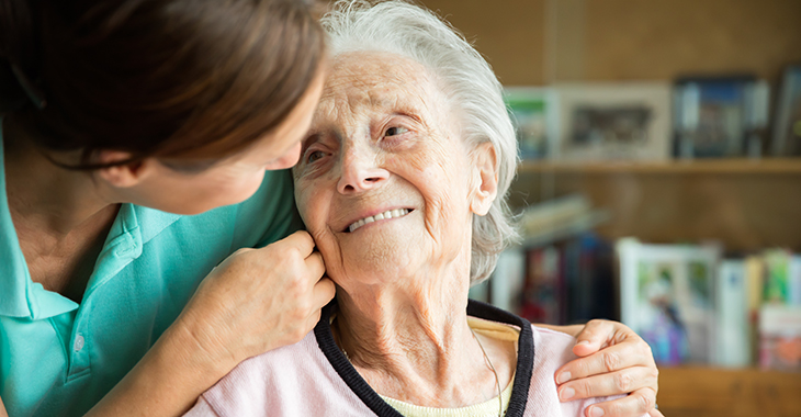 Eine ältere Dame schaut freundlich zu einer Pflegerin, die ihr die Wange streichelt. Foto: © istock.com/FredFroese Eine ältere Dame schaut freundlich zu einer Pflegerin, die ihr die Wange streichelt. Foto: © istock.com/FredFroese