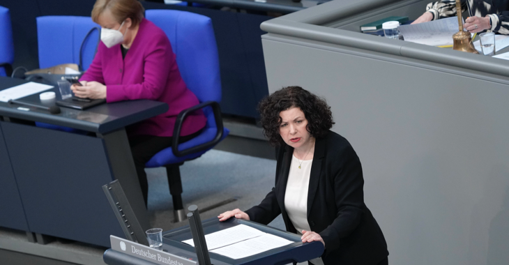 Amira Mohamed Ali am Rednerpult des Bundestages, dahinter Bundeskanzlerin Merkel auf der Regierungsbank schaut auf ihr Handy © picture alliance/Flashpic/Jens Krick