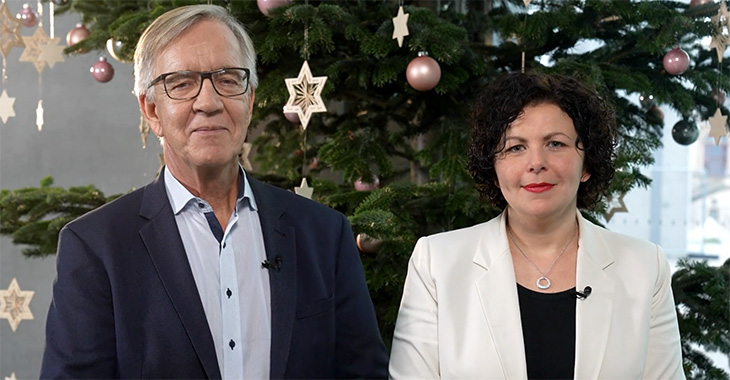 Amira Mohamed Ali und Dietmar Bartsch vor dem Weihnachtsbaum im Bundestag