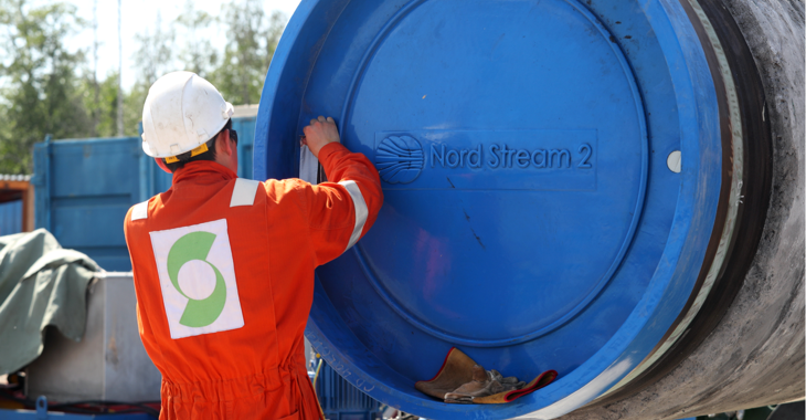 Ein Arbeiter vor einem Rohr mit blauem Verschluss und der Aufschrift Nord Stream 2 © Alexander Demianchuk/TASS/ddp/Sipa USA Ein Arbeiter vor einem Rohr mit blauem Verschluss und der Aufschrift Nord Stream 2 © Alexander Demianchuk/TASS/ddp/Sipa USA