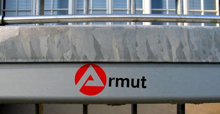 Mit dem Buchstaben A aus dem Arbeitsagentur-Symbol ist das Wort Armut zusammengesetzt © flickr.com/leralle