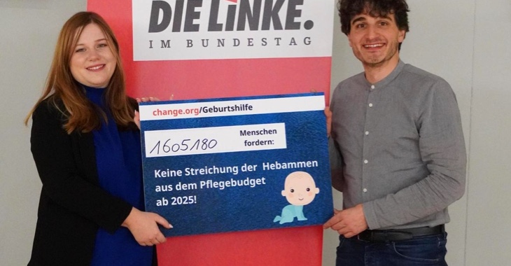 Michelle Franco, die Initiatorin der Petition »Keine Streichung der Hebammen aus dem Pflegebudget ab 2025«, und Gesundheitspolitiker Ates Gürpinar halten ein Schild, mit der Zahl der Unterstützer der Petition: 1.605.180