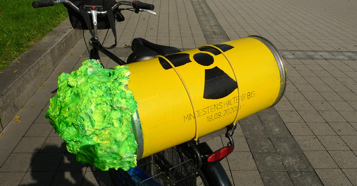 Atommüllatrappe auf einem Fahrrad © flickr.com/bulle_de