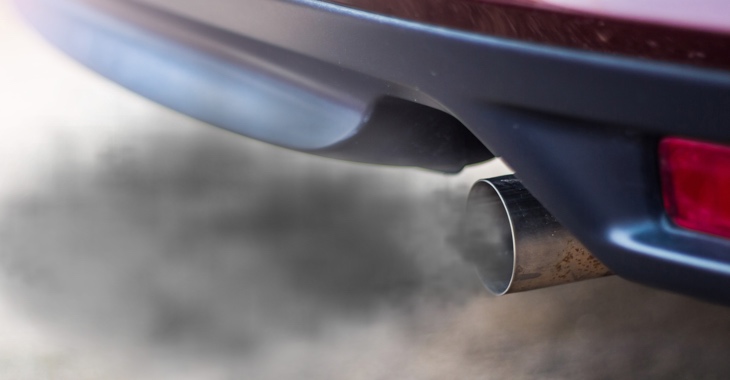 Ein Autoauspuff stößt Qualm aus © Qualm iStock/olando_o Ein Autoauspuff stößt Qualm aus © Qualm iStock/olando_o