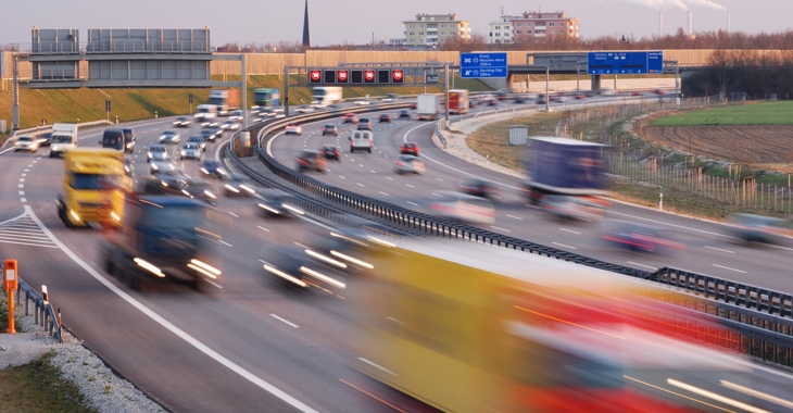 Verschwommene PKW und LKW auf einer stark vefahrenen Autobahn © iStockphoto.com/manwolste