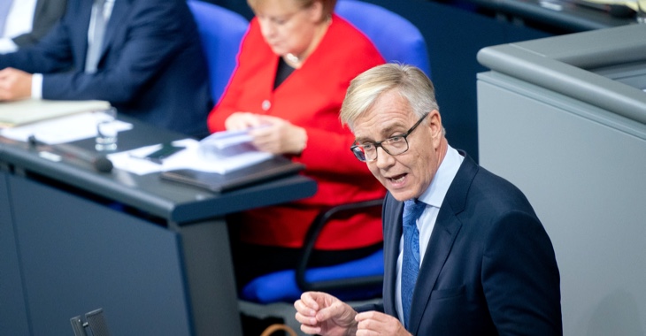 Dietmar Bartsch am Rednerpult des Bundestags, dahinter Kanzlerin Merkel auf der Regierungsbank © dpa/Kay Nietfeld