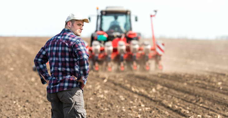 Junger Bauer auf einem Acker hinter einem Traktor bei der Aussaat © iStock/fotokostic Junger Bauer auf einem Acker hinter einem Traktor bei der Aussaat © iStock/fotokostic