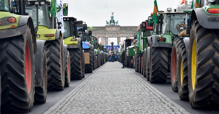 Traktoren vor dem Brandenburger Tor in Berlin bei der Bauern-Demonstration für eine Agrarwende am 26. November 2019 ©dpa/Paul Zinken