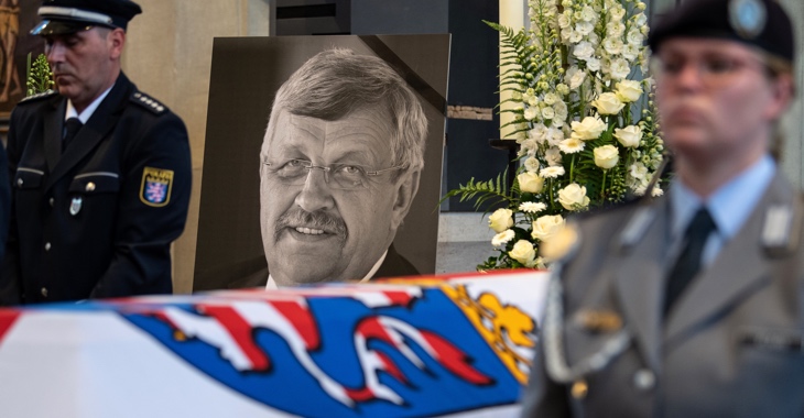 Ein Foto und zwei Bundeswehrsoldaten am Sarg des ermordeten CDU-Politikers Walter Lübcke © dpa/Swen Pförtner