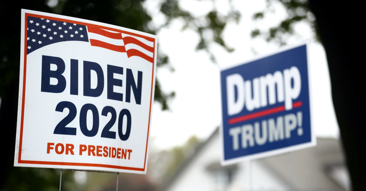 Wahlplakate mit der Aufschrift »Biden 2020 for President« und »Dump Trump!« © REUTERS/Hannah McKay