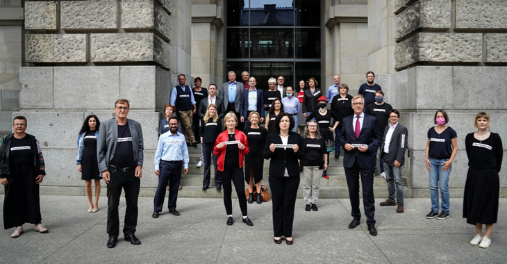 Die Vorsitzenden Amira Mohamed Ali, Dietmar Bartsch und weitere Mitglieder der Linksfraktion bekunden vor dem Reichstag mit Schildern #BlackLivesMatter und #SayTheirNames ihren Protest gegen Rassismus und ihre Solidarität mit dessen Opfern Die Vorsitzenden Amira Mohamed Ali, Dietmar Bartsch und weitere Mitglieder der Linksfraktion bekunden vor dem Reichstag mit Schildern #BlackLivesMatter und #SayTheirNames ihren Protest gegen Rassismus und ihre Solidarität mit dessen Opfern
