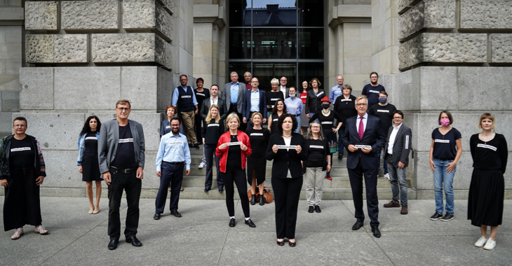 Die Vorsitzenden Amira Mohamed Ali, Dietmar Bartsch und weitere Mitglieder der Linksfraktion bekunden vor dem Reichstag mit Schildern #BlackLivesMatter und #SayTheirNames ihren Protest gegen Rassismus und ihre Solidarität mit dessen Opfern