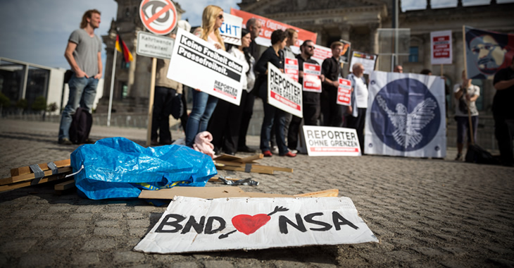Unterstützer der Petition "BND-Gesetz verhindern" von Katharina Nocun protestieren am 26. September 2016 vor dem Plenargebäude des Bundestages © www.gordonwelters.com Unterstützer der Petition "BND-Gesetz verhindern" von Katharina Nocun protestieren am 26. September 2016 vor dem Plenargebäude des Bundestages © www.gordonwelters.com