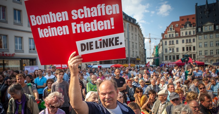 Bei einer Kundgebung in Leipzi hält ein Mann ein Schild mit der Aufschrift »Bomben schaffen keinen Frieden! DIE LINKE« © Jakob Huber Bei einer Kundgebung in Leipzi hält ein Mann ein Schild mit der Aufschrift »Bomben schaffen keinen Frieden! DIE LINKE« © Jakob Huber