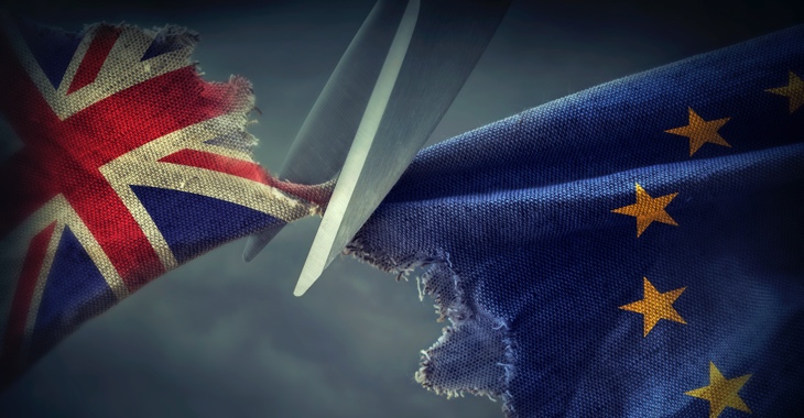 Brexit: Eine Schere zertrennt eine britische Flagge und eine EU-Fahne © iStock/egal Brexit: Eine Schere zertrennt eine britische Flagge und eine EU-Fahne © iStock/egal