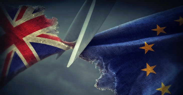 Brexit: Eine Schere zertrennt eine britische Flagge und eine EU-Fahne © iStock/egal