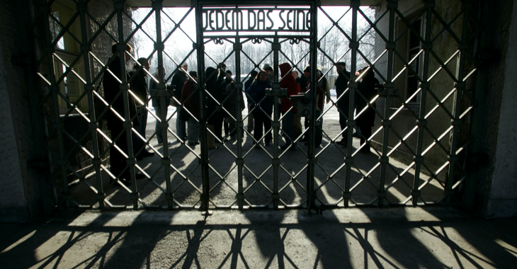 Besucher stehen hinter dem Eingangstor des ehemaligen Konzentrationslagers Buchenwald © REUTERS/Arnd Wiegmann Besucher stehen hinter dem Eingangstor des ehemaligen Konzentrationslagers Buchenwald © REUTERS/Arnd Wiegmann