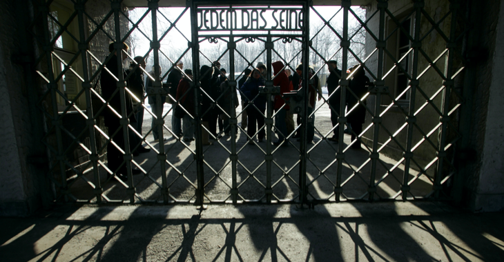 Besucher stehen hinter dem Eingangstor des ehemaligen Konzentrationslagers Buchenwald © REUTERS/Arnd Wiegmann