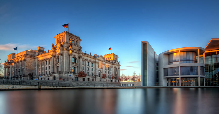 Plenargebäude des Bundestages und Paul-Löbe-Haus bei Sonnenaufgang und blauem Himmel © Nico Trinkhaus/sumfinity.com