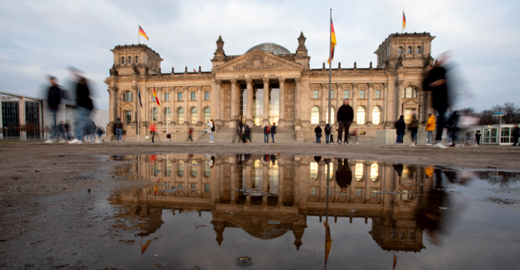 Das Pleargebäude des Bundestages spiegelt sich in einer Pfütze © picture alliance/dpa/Christoph Soeder Das Pleargebäude des Bundestages spiegelt sich in einer Pfütze © picture alliance/dpa/Christoph Soeder