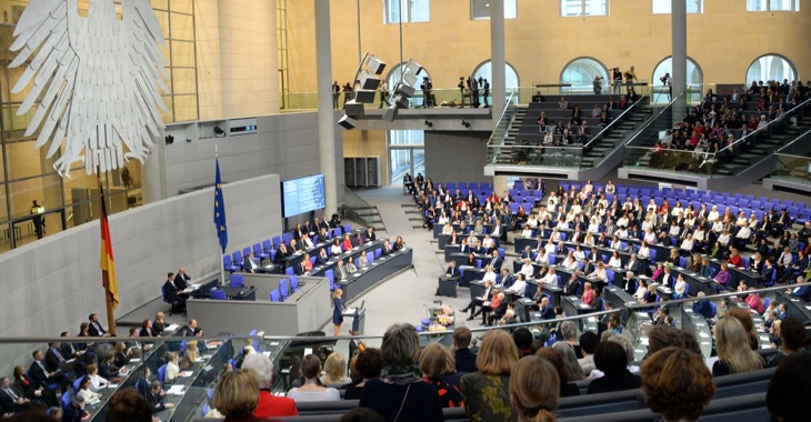 Blick von der Besuchertribüne in der voll besetzten Plenarsaal des Bundestages © DBT/Achim Melde