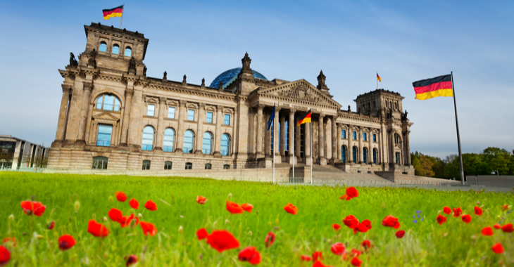 Roter Klatschmohn auf der Wiese vor dem Plenargebäude des Bundestages in Berlin © iStock/SerrNovik