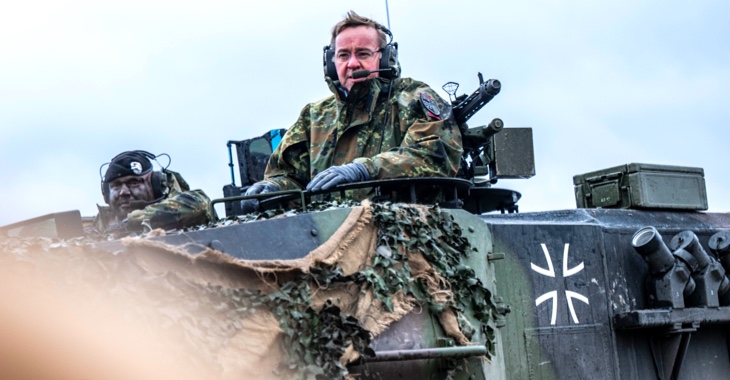 Bundesverteidigungsminister Boris Pisttroius (SPD) in einem Leopard-Kampfpanzer der Bundeswehr © picture alliance/Kirchner-Media|David Inderlied