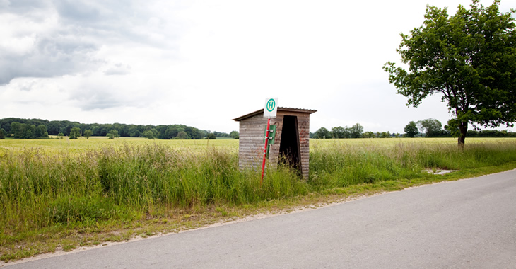 Bushaltestelle an einer Landstraße © iStockphoto.com/lowkick