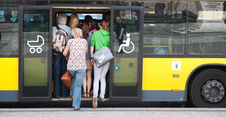 Fahrgäste drängen in einen überfüllten BVG-Bus in Berlin © iStock/freie-kreation