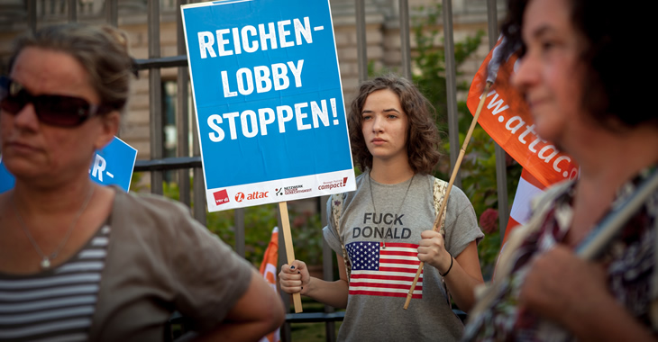 Bei einer Campact-Aktion gegen die von der Bundesregierung geplante Erbschaftsteuerreform hält eine Teilnehmerin ein Schild mit der Aufschrift »Reichenlobby stoppen!« © Jakob Huber/Campact