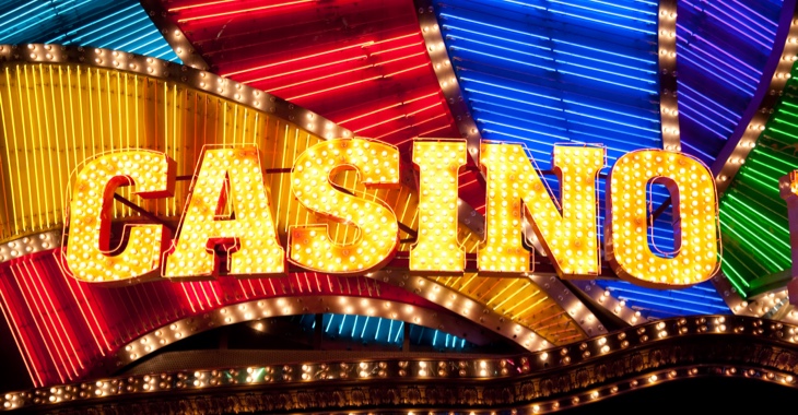 Bunte Leuchtreklame mit der Aufschrift Casino © iStock/raisbeckfoto