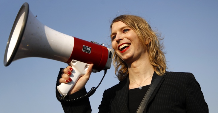 Whistleblowerin Chelsea Manning hält ein Megafon © picture alliance/AP Photo/Patrick Semansky