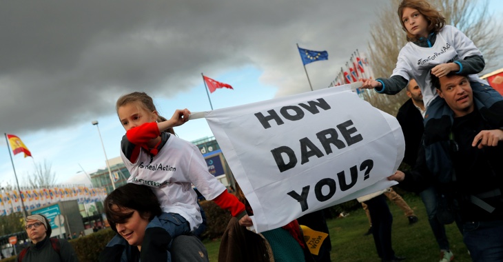 Aktivisten halten am Rande des UN-Klimagipfels COP25 in Madrid ein Transparent mit der Aufschrift: How dare you? © REUTERS/Susana Vera Aktivisten halten am Rande des UN-Klimagipfels COP25 in Madrid ein Transparent mit der Aufschrift: How dare you? © REUTERS/Susana Vera