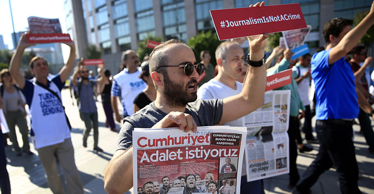 Zum Prozessauftakt gegen Journalisten der türkischen Zeitung Cumhuriyet am 24. Juli 2017 in Istanbul protestieren Aktivisten für Pressefreiheit © picture alliance/AP Photo