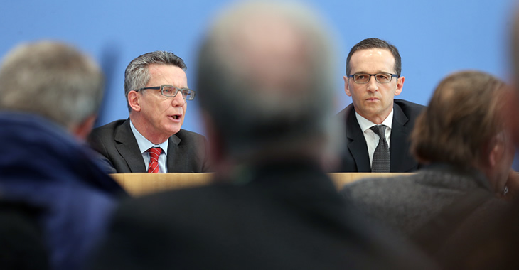 Bundesinnenminister Thomas de Maizière und Bundesjustizminister Heiko Maas © dpa/Wolfgang Kumm Bundesinnenminister Thomas de Maizière und Bundesjustizminister Heiko Maas © dpa/Wolfgang Kumm