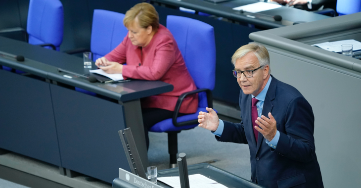 Bundeskanzlerin Merkel auf der Regierungsbank blickt auf ihr Handy, während Dietmar Bartsch im Bundestag spricht © picture alliance/Flashpic/Jens Krick Bundeskanzlerin Merkel auf der Regierungsbank blickt auf ihr Handy, während Dietmar Bartsch im Bundestag spricht © picture alliance/Flashpic/Jens Krick