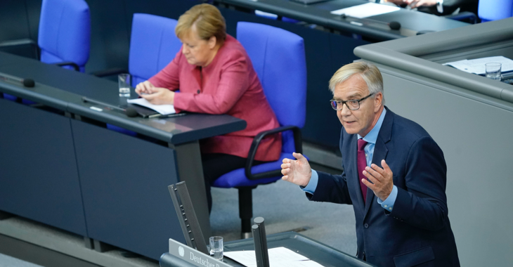 Bundeskanzlerin Merkel auf der Regierungsbank blickt auf ihr Handy, während Dietmar Bartsch im Bundestag spricht © picture alliance/Flashpic/Jens Krick