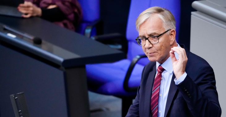Dietmar Bartsch am Rednerpult des Bundestages © picture alliance/Flashpic|Jens Krick Dietmar Bartsch am Rednerpult des Bundestages © picture alliance/Flashpic|Jens Krick