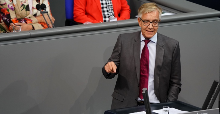 Dietmar Bartsch am Rednerpult des Bundestages Dietmar Bartsch am Rednerpult des Bundestages