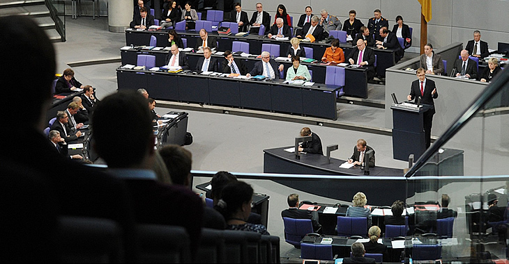 Blick auf die Regierungsbank im Plenarsaal des Bundestages während einer Rede von Dietmar Bartsch © DBT/Achim Melde Blick auf die Regierungsbank im Plenarsaal des Bundestages während einer Rede von Dietmar Bartsch © DBT/Achim Melde