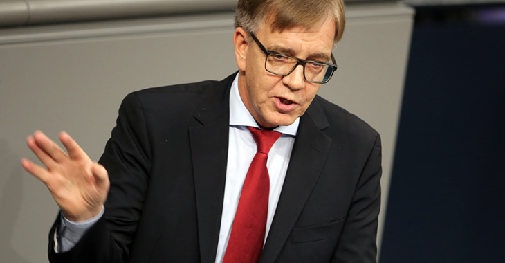 Dietmar Bartsch am Rednerpult des Bundestages © dpa