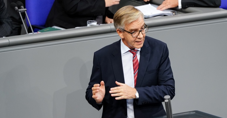 Dietmar Bartsch am Rednerpult des Bundestages
