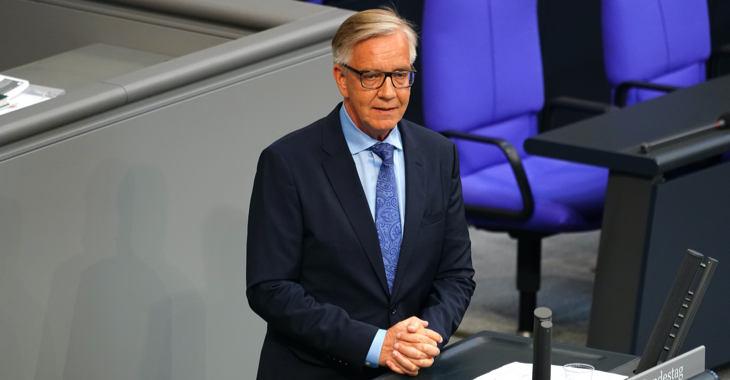Dietmar Bartsch am Rednerpult des Bundestages Dietmar Bartsch am Rednerpult des Bundestages