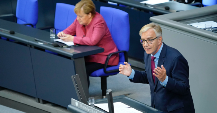 Bundeskanzlerin Merkel auf der Regierungsbank tippt auf ihr Handy, während Dietmar Bartsch am Rednerpult spricht © picture alliance/Flashpic/Jens Krick Bundeskanzlerin Merkel auf der Regierungsbank tippt auf ihr Handy, während Dietmar Bartsch am Rednerpult spricht © picture alliance/Flashpic/Jens Krick