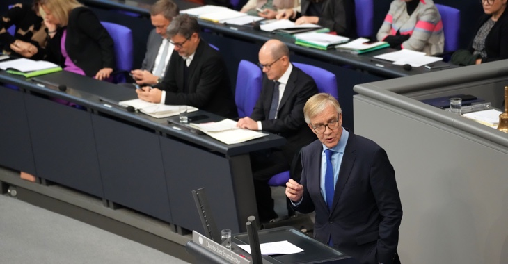 Dietmar Bartsch am Rednerpult des Bundestages, dahinter auf der Regierungsbank Bundeskanzler Olaf Scholz, Robert Habeck und Christian Lindner Dietmar Bartsch am Rednerpult des Bundestages, dahinter auf der Regierungsbank Bundeskanzler Olaf Scholz, Robert Habeck und Christian Lindner