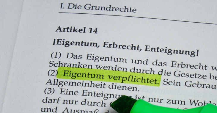 Im Artikel 14, Grundgesetz ist der Satz grün markiert: Eigentum verpflichtet. © picture alliance/ZB/Sascha Steinach