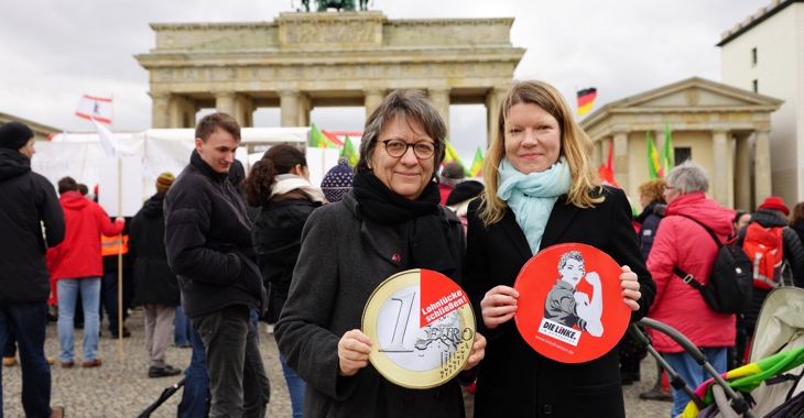 Cornelia Möhring (l.) und Doris Achelwilm bei der Kundgebung zum Equal Pay Day am 18. März 2019 am Brandenburger Tor in Berlin. Foto: Olaf Krostitz