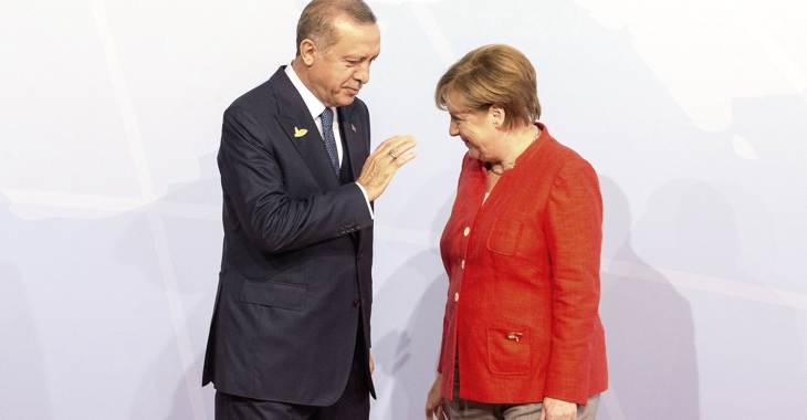 Kanzlerin Merkel verbeugt sich am 7. Juli 2017 beim G20-Gipfel in Hamburg vor dem türkischen Präsidenten Erdogan © picture alliance/Geisler-Fotopress Kanzlerin Merkel verbeugt sich am 7. Juli 2017 beim G20-Gipfel in Hamburg vor dem türkischen Präsidenten Erdogan © picture alliance/Geisler-Fotopress