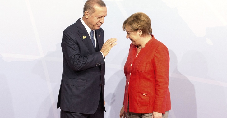 Kanzlerin Merkel verbeugt sich am 7. Juli 2017 beim G20-Gipfel in Hamburg vor dem türkischen Präsidenten Erdogan © picture alliance/Geisler-Fotopress