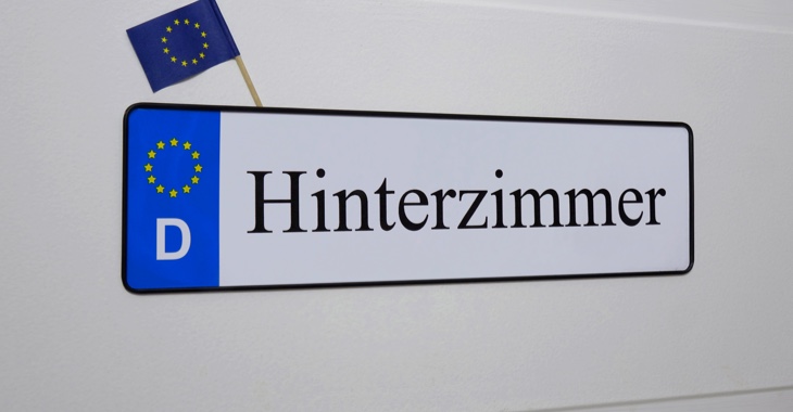 Ein EU-Fähnchen aus Papier und ein Autonummernschild mit der Aufschrift Hinterzimmer © dpa Ein EU-Fähnchen aus Papier und ein Autonummernschild mit der Aufschrift Hinterzimmer © dpa